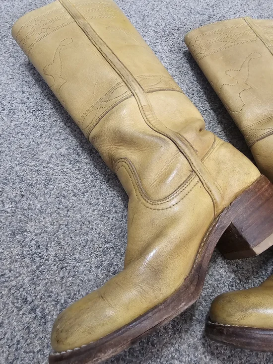 The VTG 90s Frye Campus Longhorn Banana Boots in women's size 6.5B - Picture 3 of 8